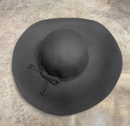 дамска филцова шапка от онлайн оден бутик Joli"